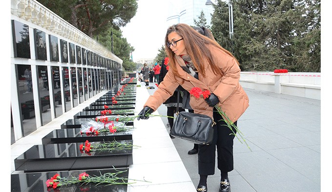 İSİ-nin əməkdaşları Şəhidlər Xiyabanını ziyarət etdilər - FOTOLAR